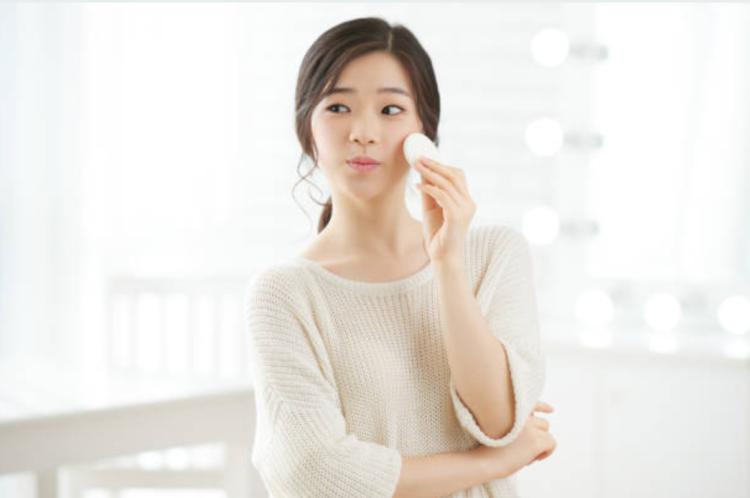 5 cách giúp bạn tẩy vết mỹ phẩm trên quần áo