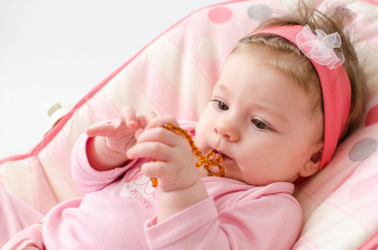 Vòng cổ hổ phách cho bé có thật sự tốt như lời đồn?