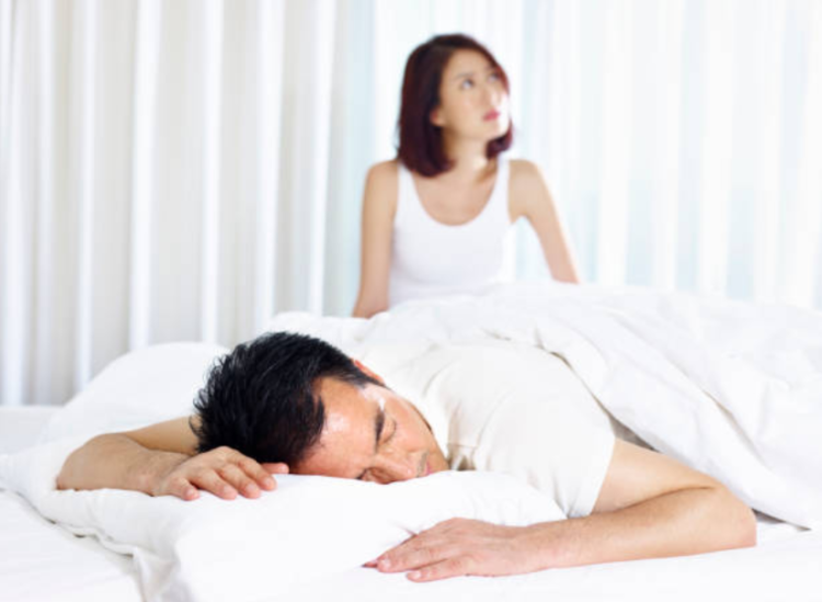 6 dấu hiệu chứng tỏ chồng bạn không thỏa mãn về chuyện ấy