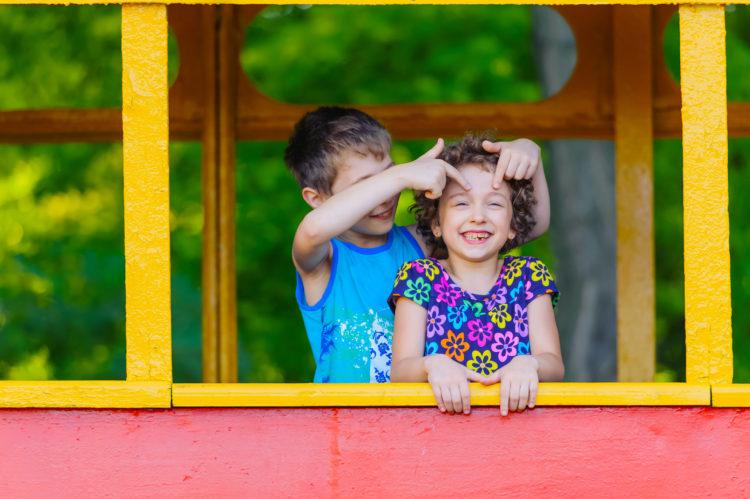 Giúp trẻ nhút nhát kết bạn, bạn đã mang lại cho con niềm vui sống