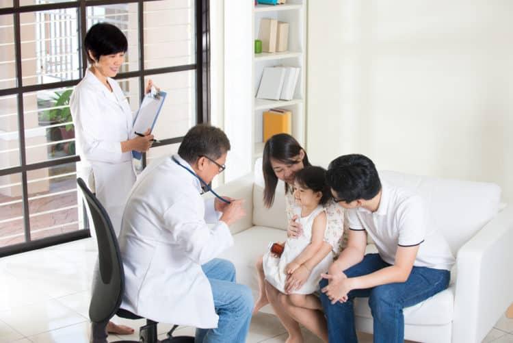 Trẻ nôn ra dịch màu vàng có đáng báo động?