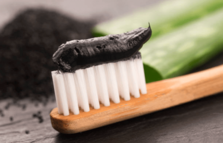 Kem đánh răng than hoạt tính có an toàn không? Cách dùng kem than tre