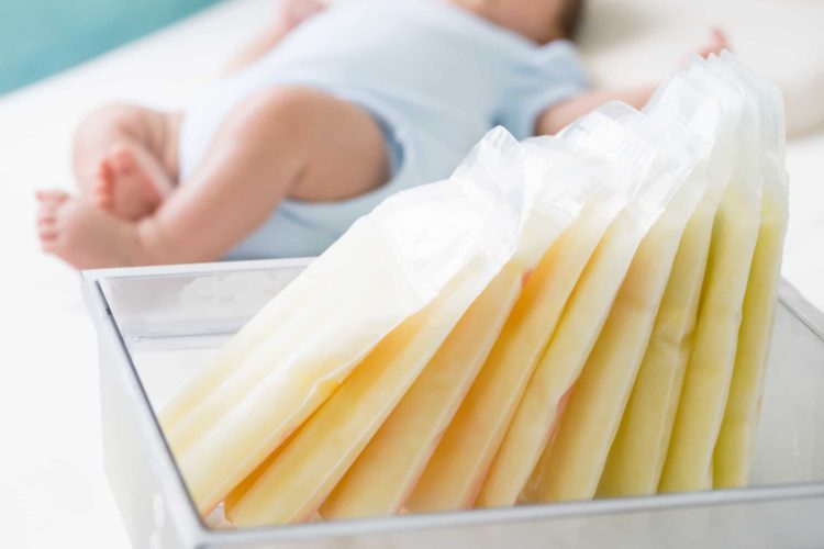 13 lý do bạn không nên xin sữa mẹ của người khác cho con uống
