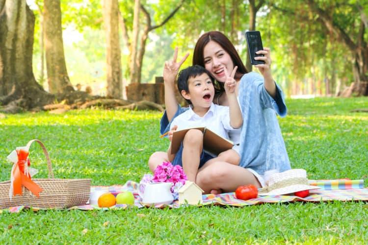 8 cách bảo đảm an toàn cho con khi đi ra ngoài