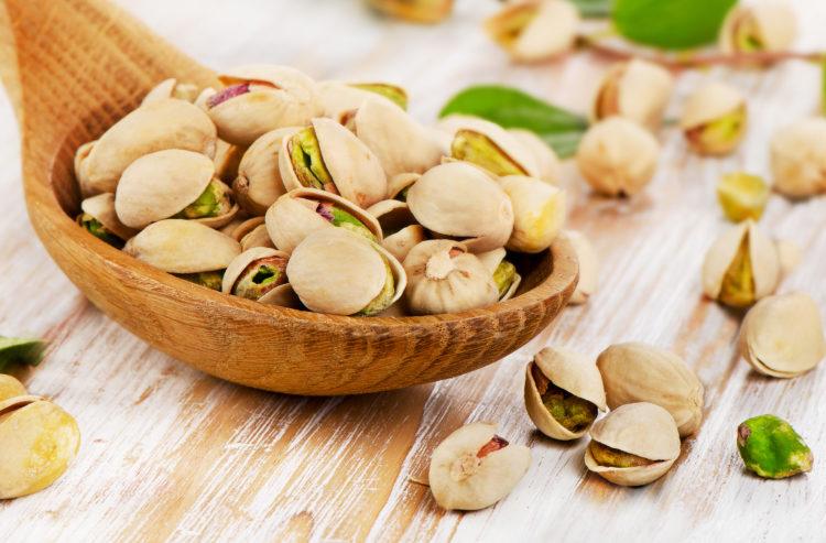 Gỡ rối thắc mắc: Bà bầu có nên ăn hạt dẻ cười? Ăn bao nhiêu là phù hợp?