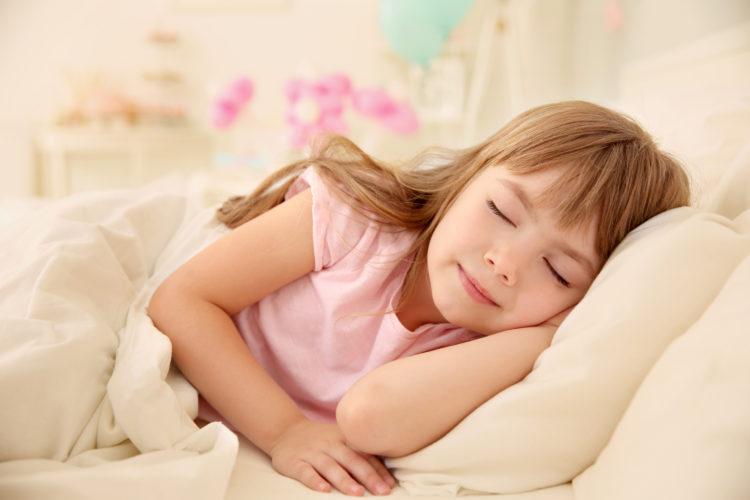 Trẻ nghiến răng khi ngủ có phải bị bệnh? Chữa như thế nào?
