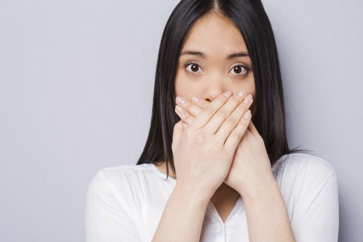 Vì sao miệng bạn có vị kim loại?