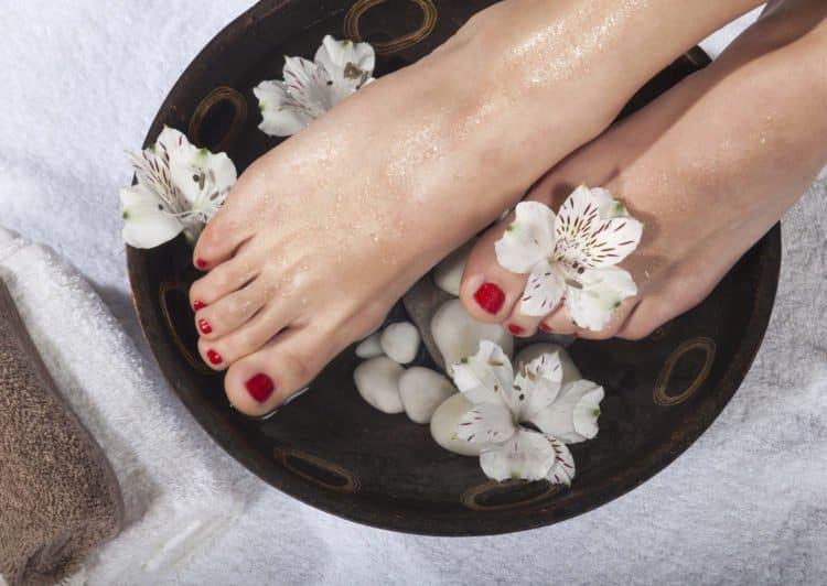 Ngâm chân nước nóng: Tác dụng, cách làm và lưu ý