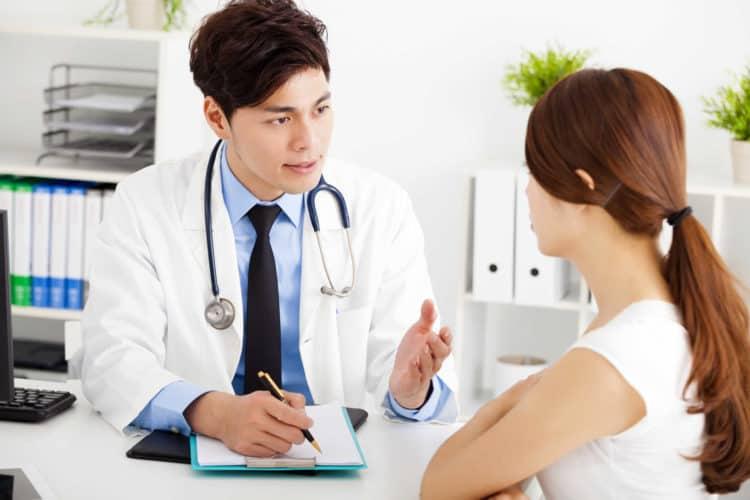 Mụn trong mũi: Bạn cần biết những gì, điều trị ra sao?