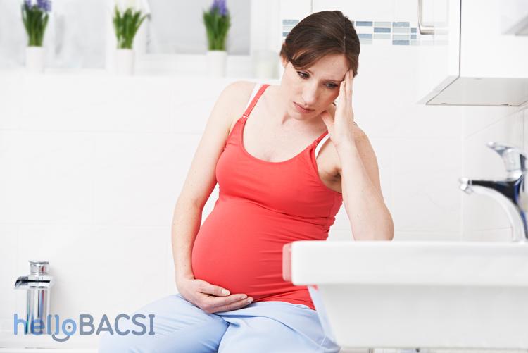 Bà bầu đi phân xanh có sao không? Nguyên nhân và cách xử lý