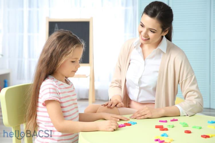 Khi trẻ chậm phát triển trí tuệ cha mẹ cần lưu ý điều gì?