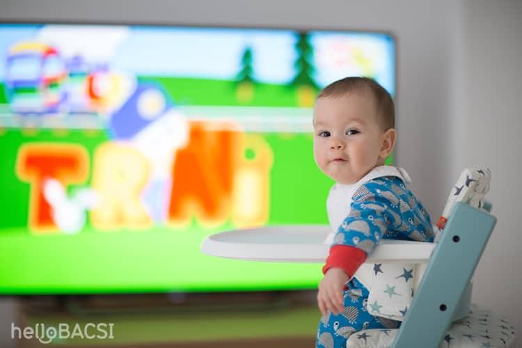 Trẻ vừa ăn vừa xem tivi có tác hại gì? Bí quyết để trẻ tránh xa tivi khi ăn