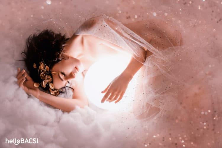 Ngủ nude: Lợi ích, rủi ro và bí quyết để ngủ khỏa thân an lành