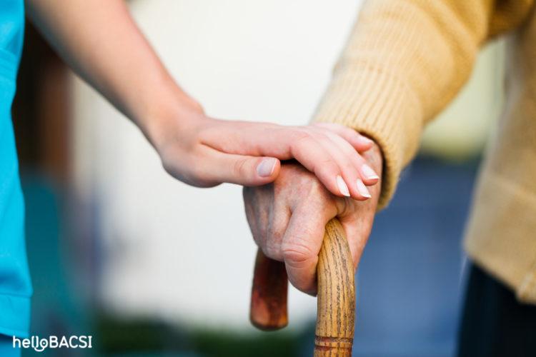 Người già nên chọn viện dưỡng lão hay ở nhà với con cháu?