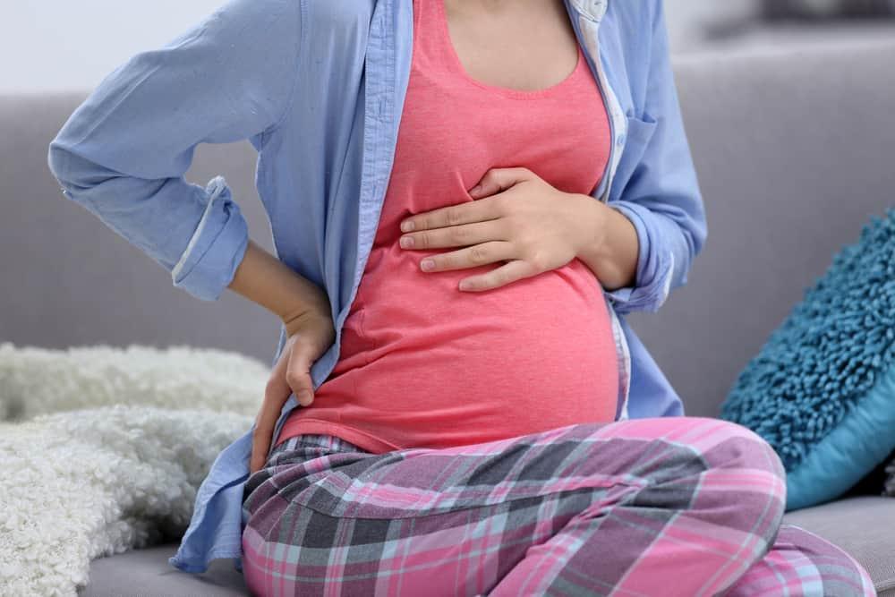Bà bầu bị táo bón có dùng được thuốc thụt không? Mẹ nên làm gì để xử lý?