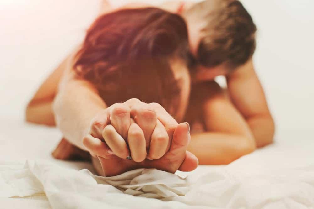 Mơ làm tình và thấy mình quan hệ với người khác là điềm báo gì?
