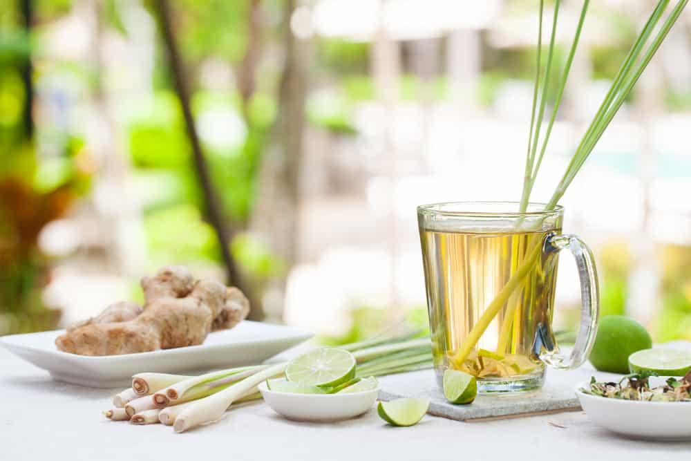 Bác sĩ giải đáp bà bầu uống nước chanh sả gừng được không?