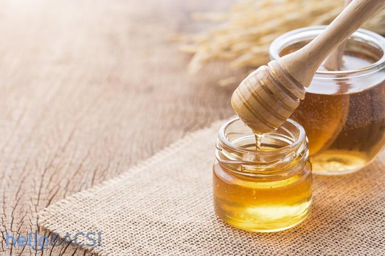 6 mẹo trị thâm mắt cực hiệu quả từ mật ong