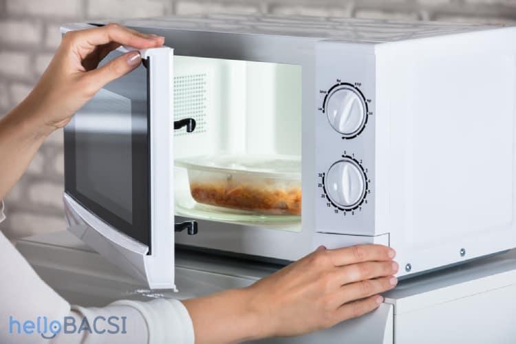 Có nên hâm nóng thức ăn cho trẻ trong lò vi sóng?