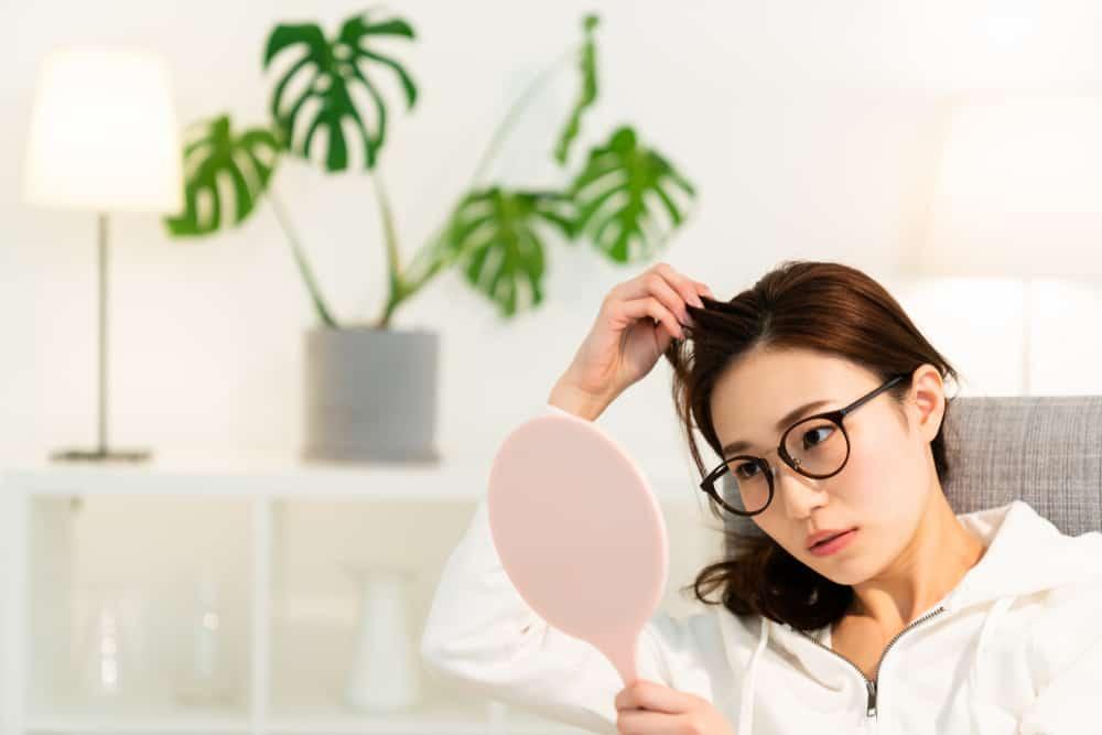16 cách ngăn ngừa, điều trị mụn trên đầu và các sản phẩm nổi bật