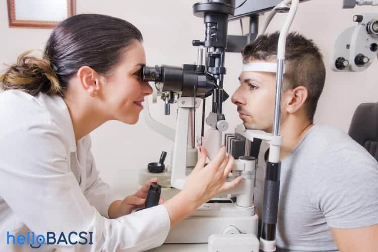 Kiểm tra mắt bằng kính hiển vi