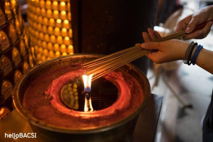 Phòng ngừa nguy cơ sức khỏe tiềm ẩn khi bạn thắp nhang