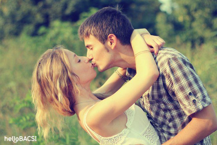 Đừng ôm hôn nhau kẻo lây virus corona!