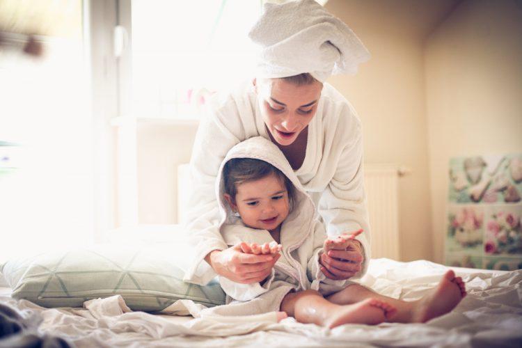Tắm sáng có tốt không? 11 lợi ích sức khỏe khi bạn tắm buổi sáng