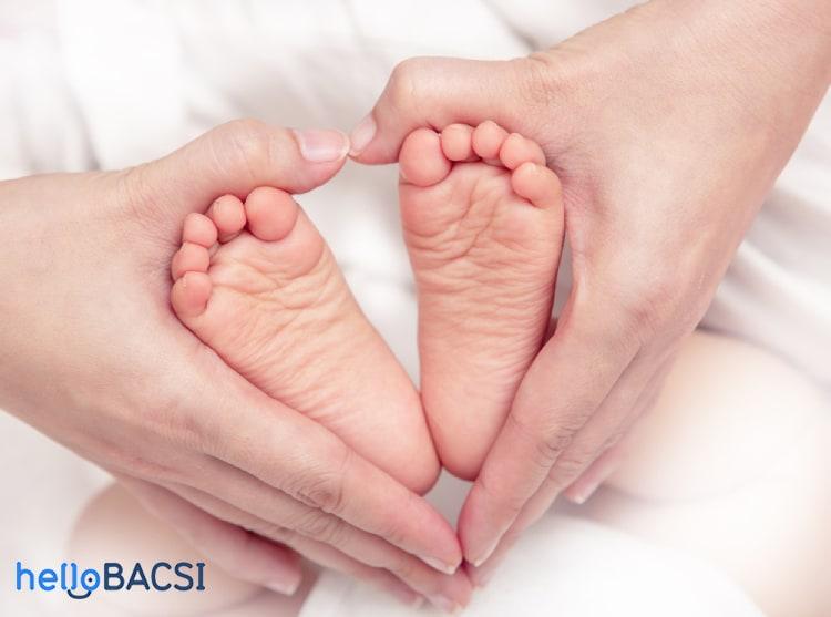 Trẻ sơ sinh tay chân lạnh có nguy hiểm không? Nguyên nhân và giải pháp