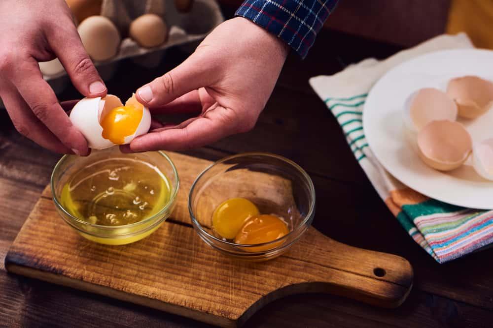 4 nguy hại tiềm ẩn đến từ việc ăn sống lòng trắng trứng gà