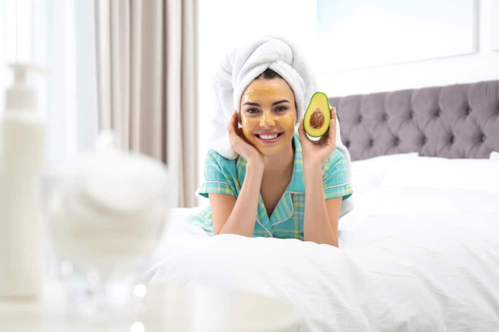 10 cách làm mặt nạ bơ giúp dưỡng trắng da, trị mụn hiệu quả