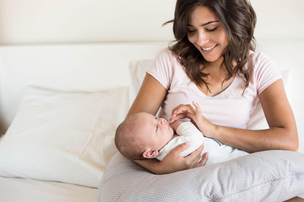Sử dụng gối cho bé bú như thế nào là tốt nhất?