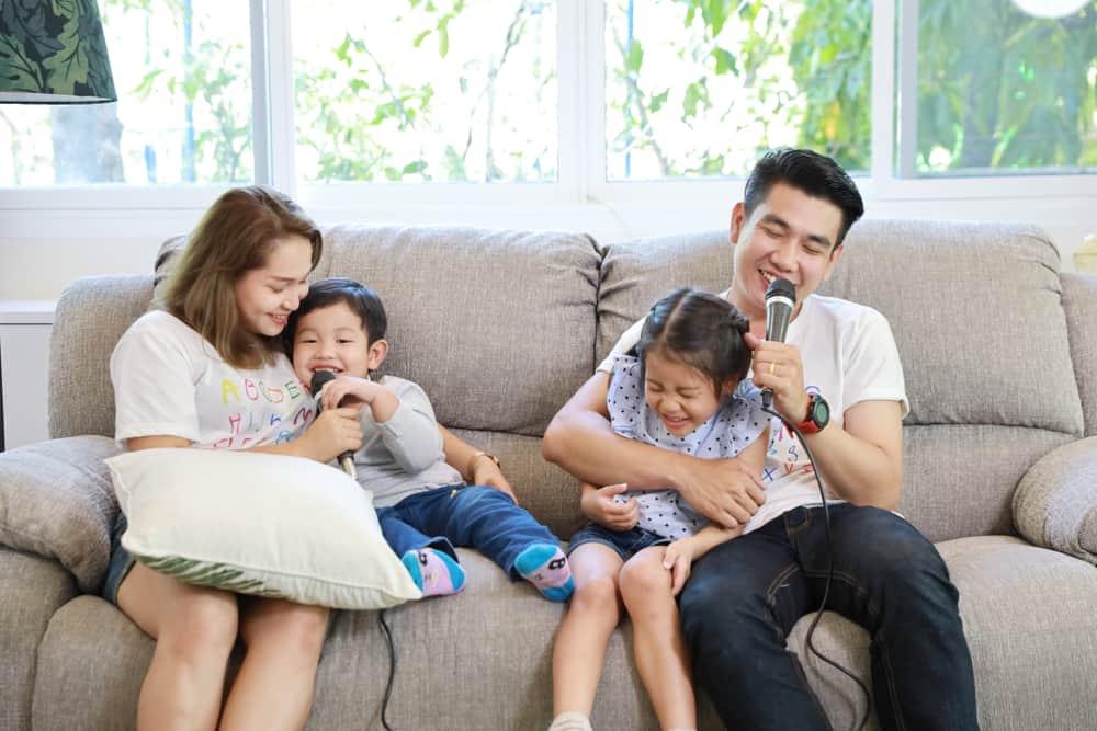 Trẻ 23 tháng tuổi: Những mốc phát triển của con mẹ cần biết