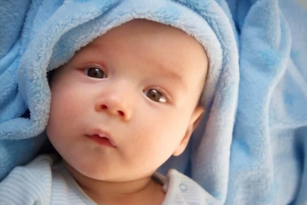 Trẻ bị sưng mắt: Nguyên nhân, cách trị là gi? Khi nào bé cần đi bác sĩ?