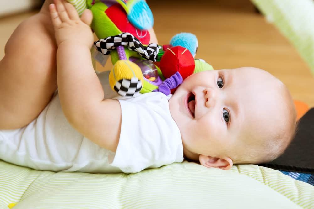 Cách chọn đồ chơi cho trẻ 6 tháng tuổi vừa vui vừa bổ ích