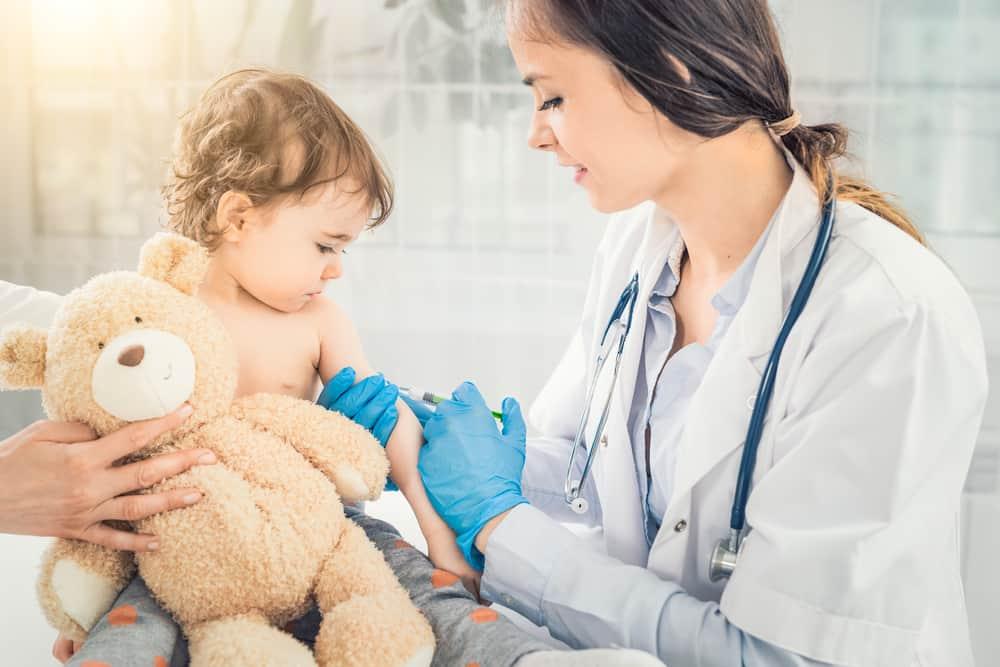 Tiêm chủng vaccine bại liệt: Mẹ cần biết những gì?