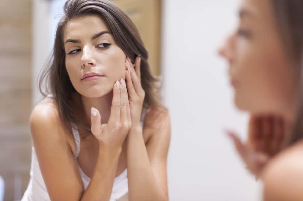 Da bị mụn phải làm sao? 5 nguyên tắc chăm sóc da mụn giúp da nhanh mịn màng trở lại