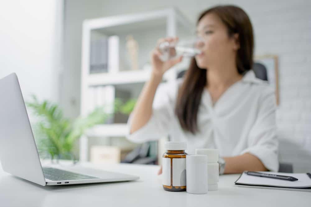 Giải đáp nhanh mẹ uống kháng sinh có nên cho con bú?