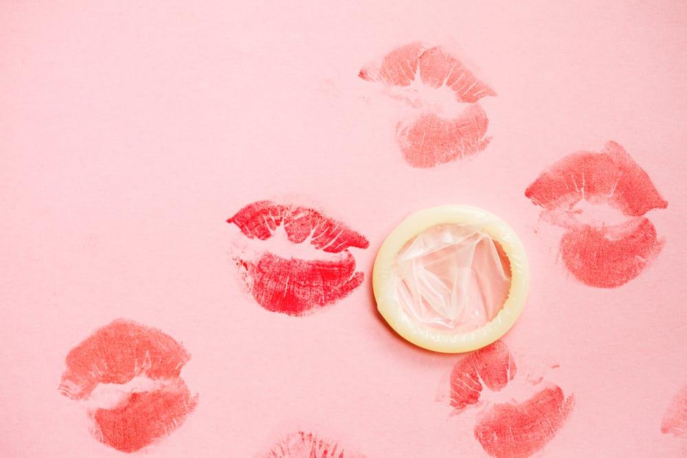 Cách sử dụng bao cao su bằng miệng để thăng hoa với oral sex