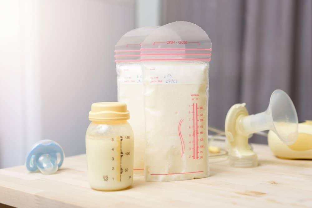 Cách hâm sữa mẹ an toàn và đảm bảo chất lượng dinh dưỡng cho bé
