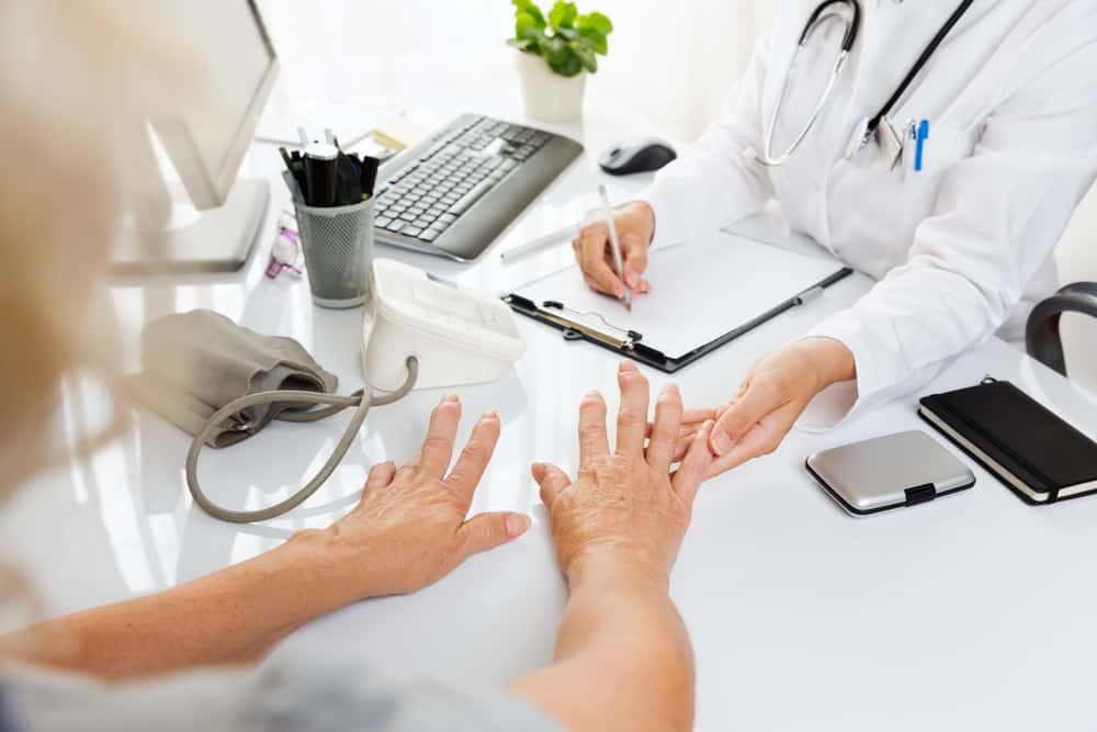Điều trị viêm khớp dạng thấp bằng Đông y có hiệu quả không?