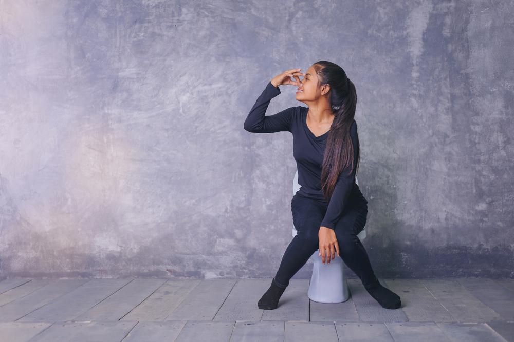 Vì sao nước tiểu có mùi lạ, có đáng lo không?