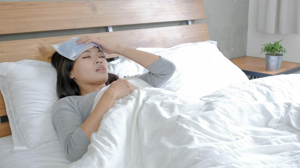 Sốt đau đầu là do đâu? 9 nguyên nhân phổ biến và cách khắc phục