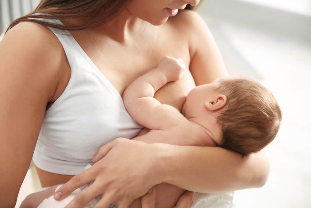 Vì sao bé bú căng bụng vẫn đòi bú? Mẹ nên làm gì khi bé no vẫn đòi bú?