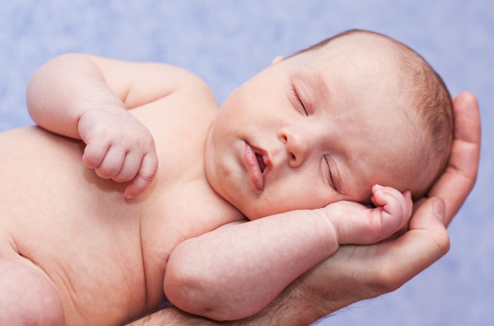 Mắt trẻ sơ sinh đổ ghèn do đâu? Vệ sinh mắt cho bé như thế nào là đúng?