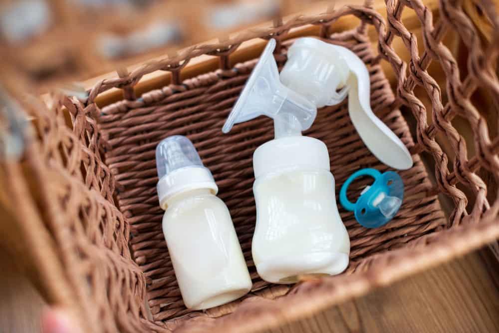 Sữa mẹ để ngoài được bao lâu, để tủ lạnh được bao lâu? Mẹ cần lưu ý gì?