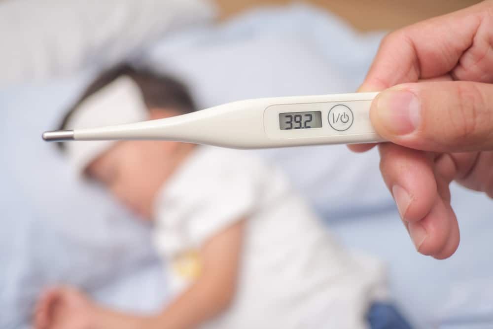 Bé bị sốt đi sốt lại có nguy hiểm không? Nguyên nhân và cách xử lý