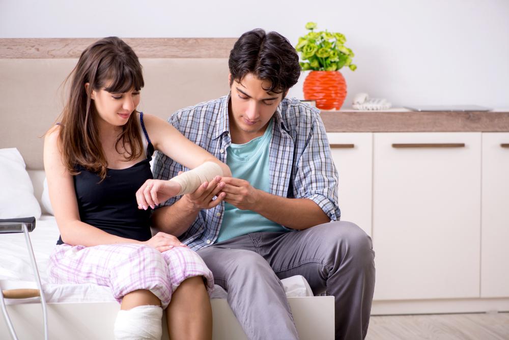 Bị gãy xương có nên quan hệ không?