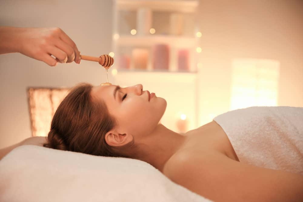 Da đẹp tự tin đón Tết với 7 cách trị thâm mụn bằng mật ong tại nhà