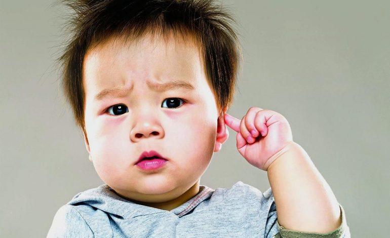 Vành tai bé bị sưng đỏ liệu có nguy hiểm? Tìm hiểu ngay!